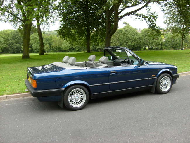 Iconic Auctioneers | 1993 BMW E30 325i Convertible with Hardtop-Auction Lot