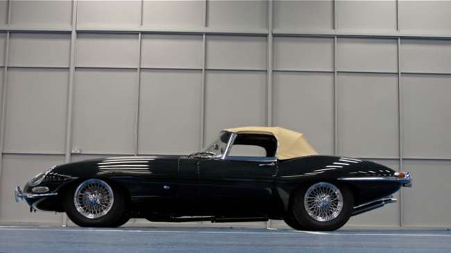 1961 Jaguar E-Type Series 1, Outside Bonnet-Lock, Flat Floor-Auction Lot