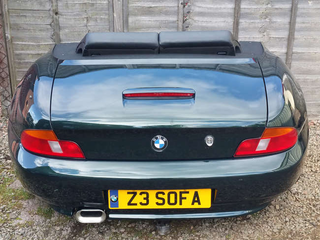 BMW Z3 Sofa-Auction Lot