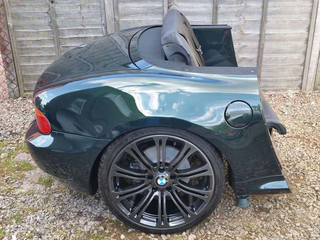 BMW Z3 Sofa-Auction Lot