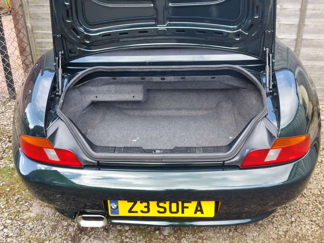 BMW Z3 Sofa-Auction Lot