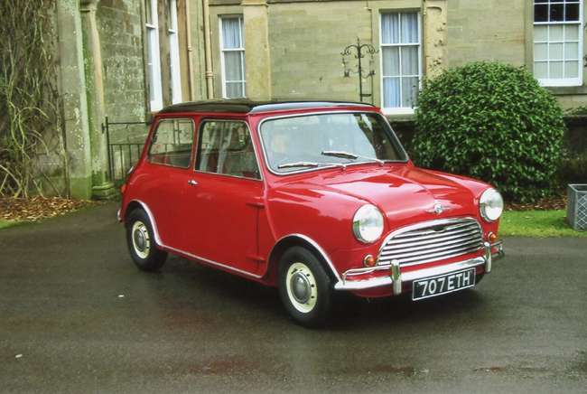 Miniature MINI COOPER S 1964 rouge tartan avec drapeau sur le toit Miniature MINI COOPER S 1964 rouge tartan avec drapeau sur le toit