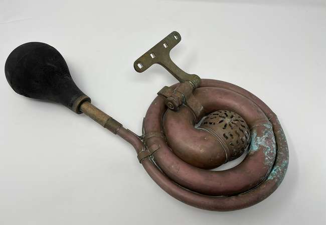 Early Vintage “French Horn” Pattern Brass Motor-Horn c1910-Auction Lot