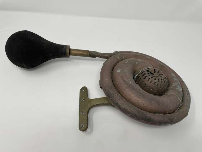 Early Vintage “French Horn” Pattern Brass Motor-Horn c1910-Auction Lot