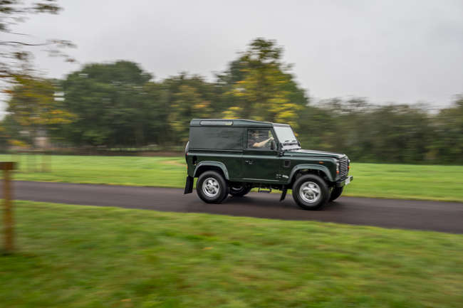 1999 Land Rover Defender 90 Td5 - fully restored/magazine fe-Auction Lot
