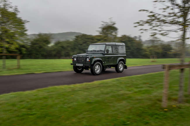 1999 Land Rover Defender 90 Td5 - fully restored/magazine fe-Auction Lot