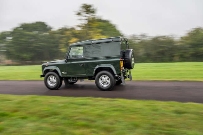 1999 Land Rover Defender 90 Td5 - fully restored/magazine fe-Auction Lot