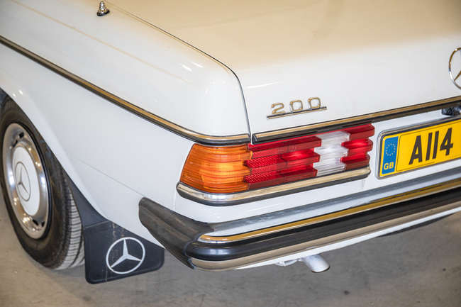 1984 Mercedes-Benz (W123) 200 Saloon