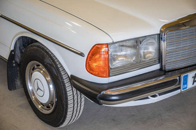 1984 Mercedes-Benz (W123) 200 Saloon