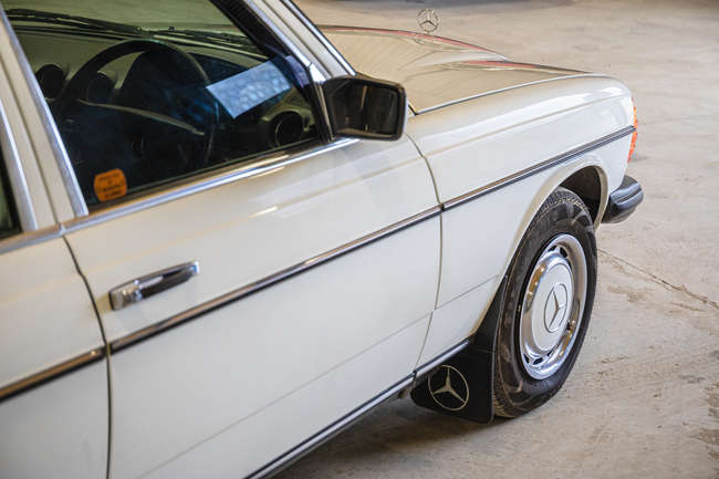 1984 Mercedes-Benz (W123) 200 Saloon