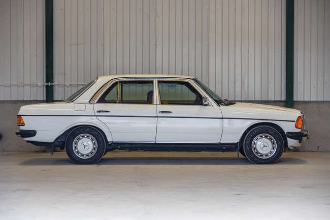 1984 Mercedes-Benz (W123) 200 Saloon