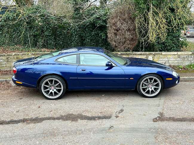 2002 Jaguar XKR Coupé-Sold