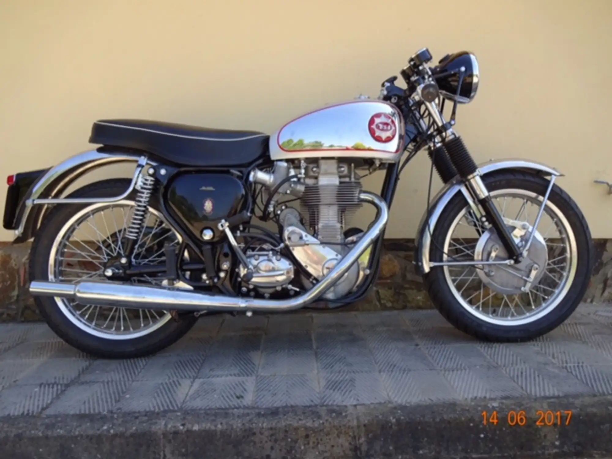 セントポーリアАВ(AV) Golden Threads of Dawn Iconic Auctioneers | 1955 BSA DBD34 Gold Star 499cc-Sold