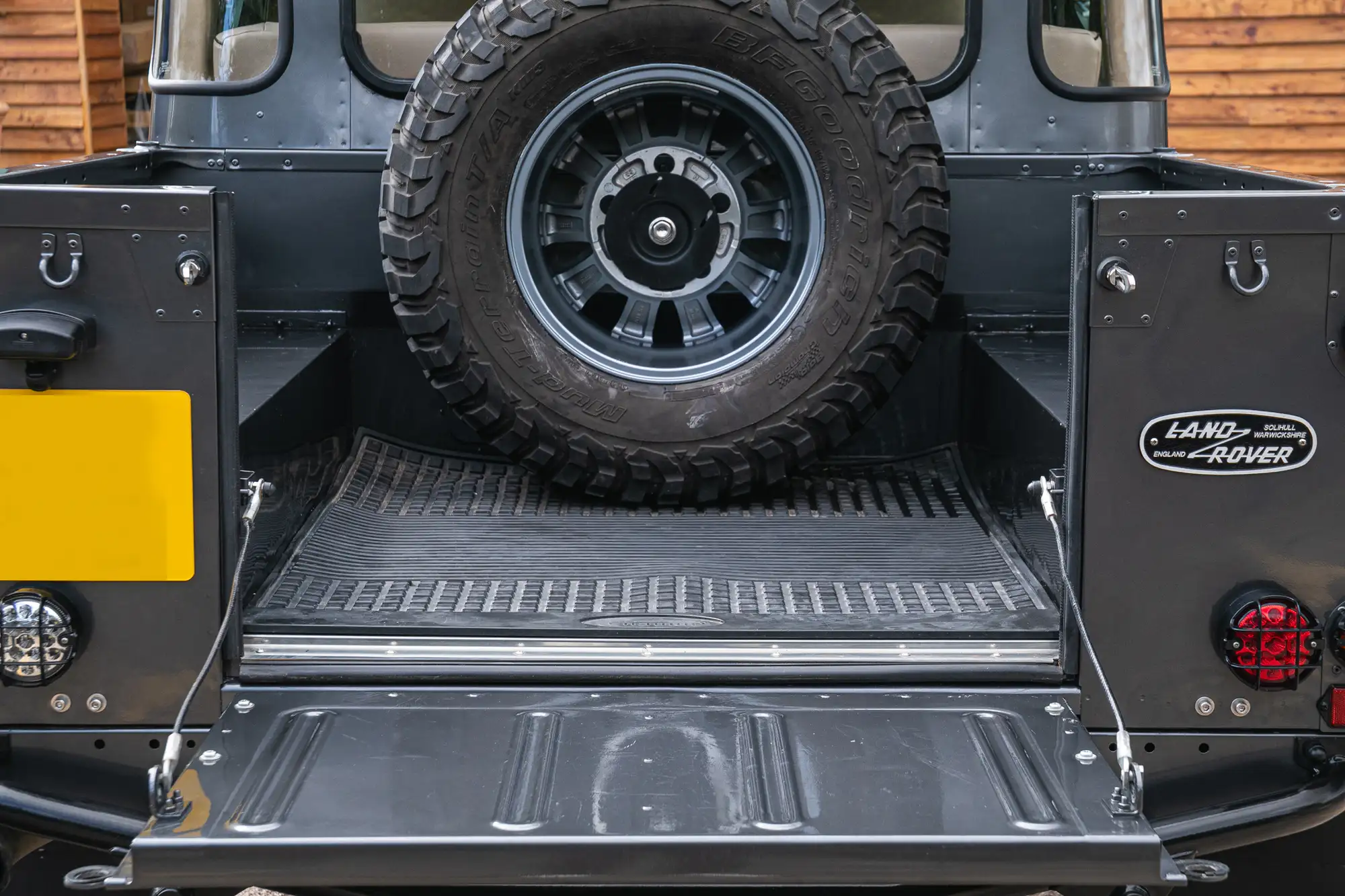 2002 Land Rover Defender 110 TD5 Double-Cab 2.5L-For Sale