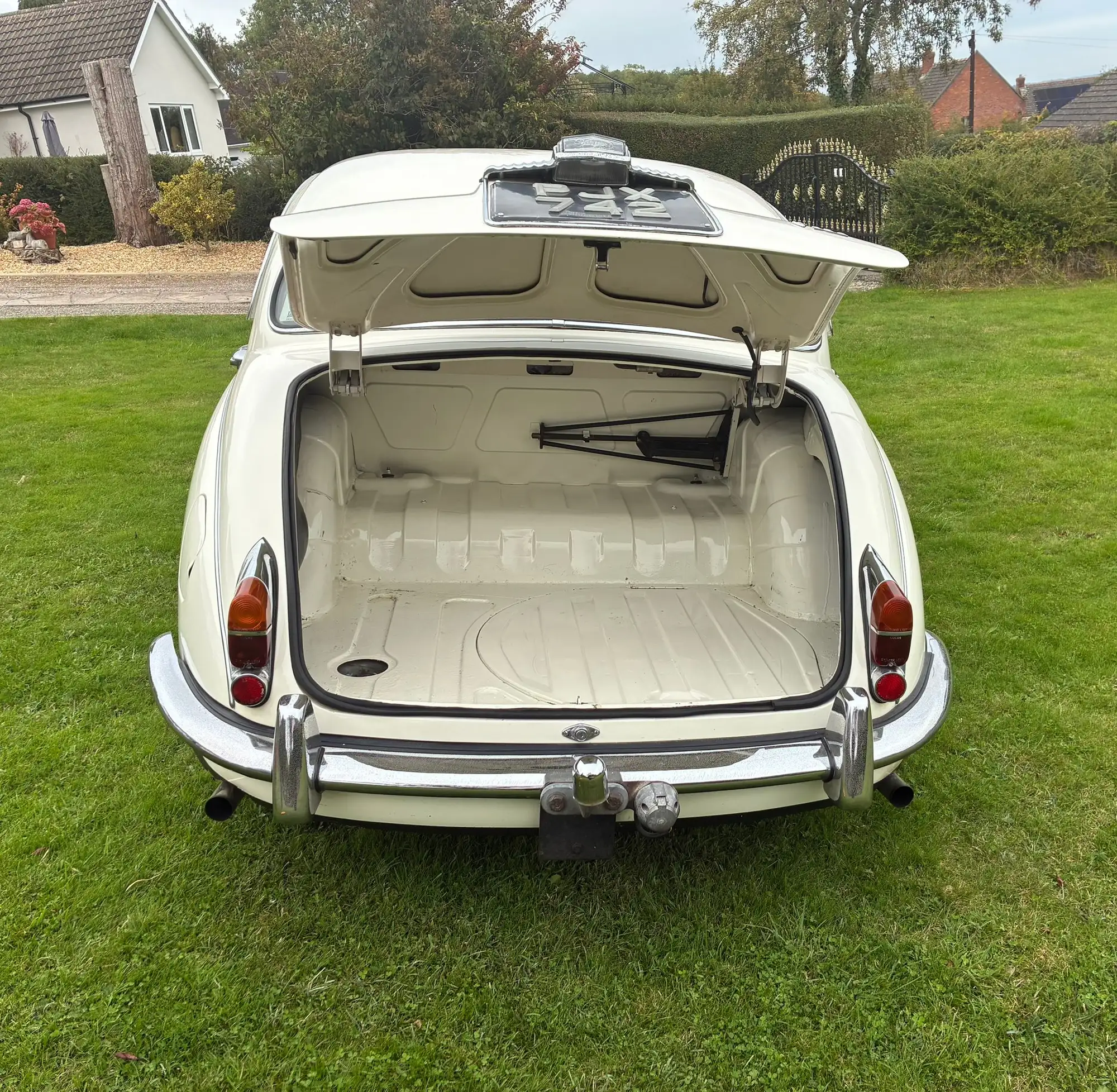 1969 Daimler V8-250-Sold
