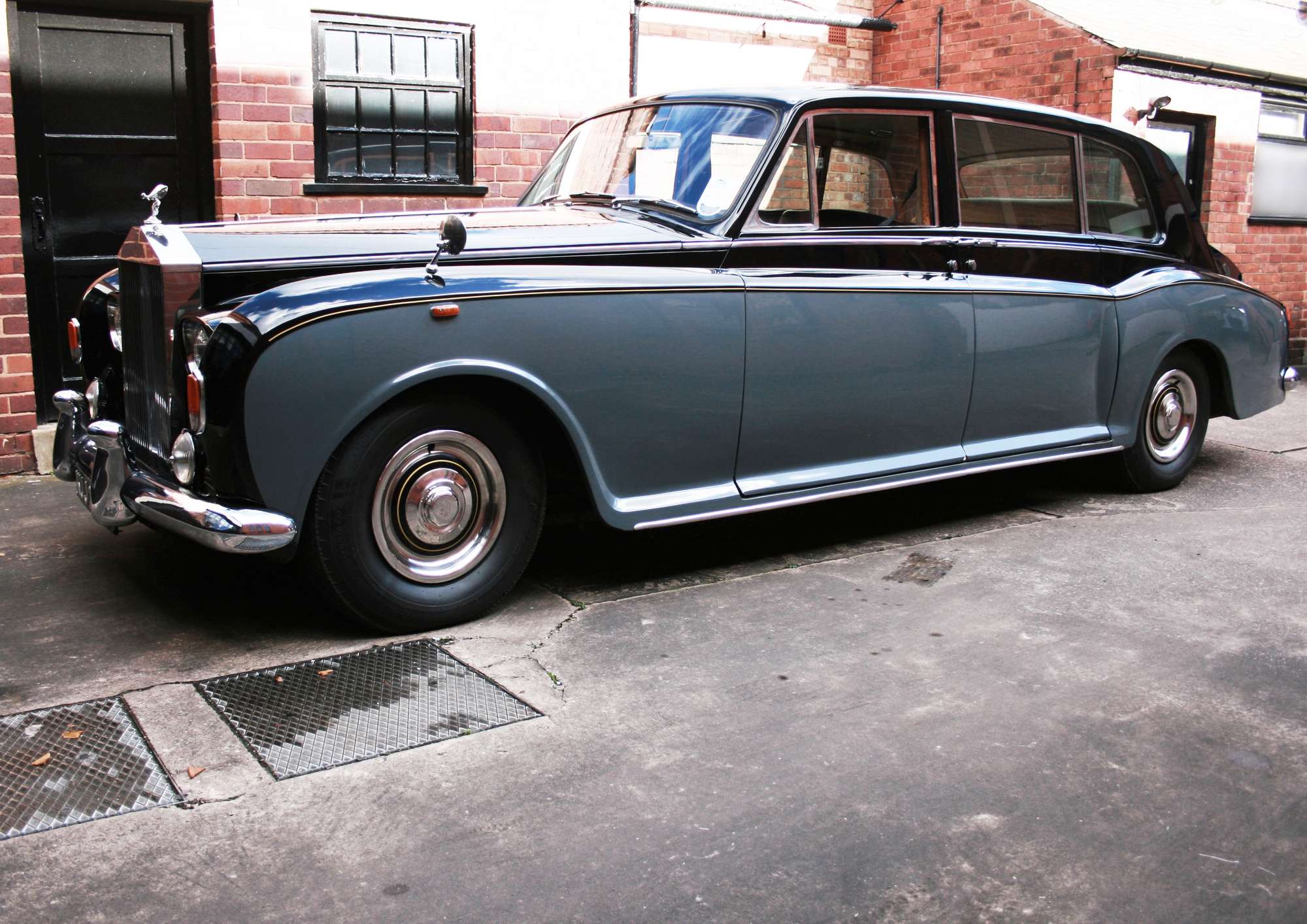 Iconic Auctioneers | 1971 Rolls-Royce Phantom VI -Sold