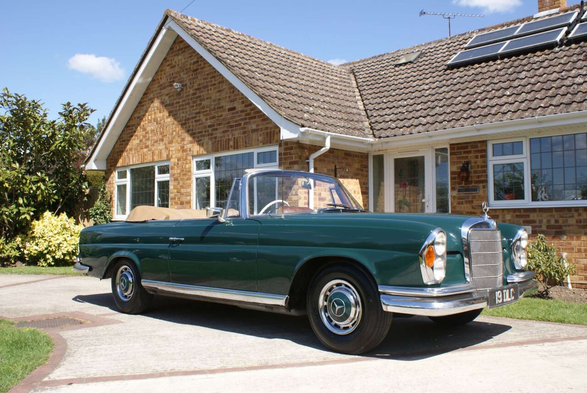 1963 Mercedes-Benz 220SE Cabriolet-Sold
