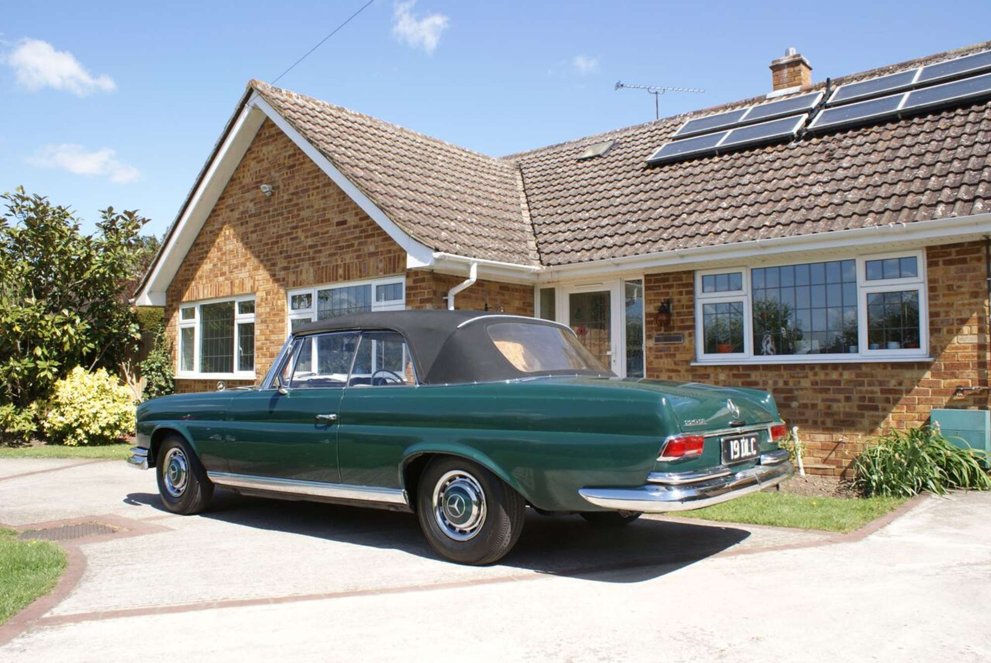 1963 Mercedes-Benz 220SE Cabriolet-Sold