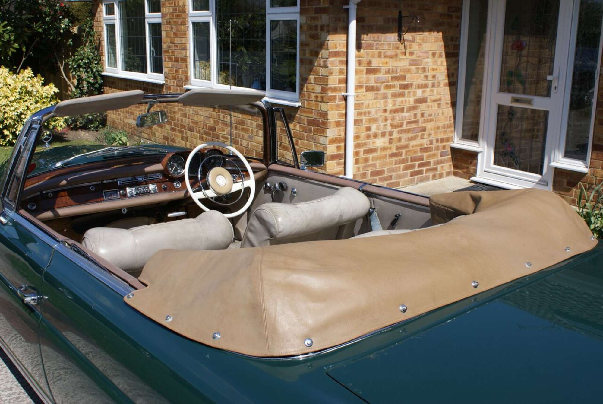 1963 Mercedes-Benz 220SE Cabriolet-Sold