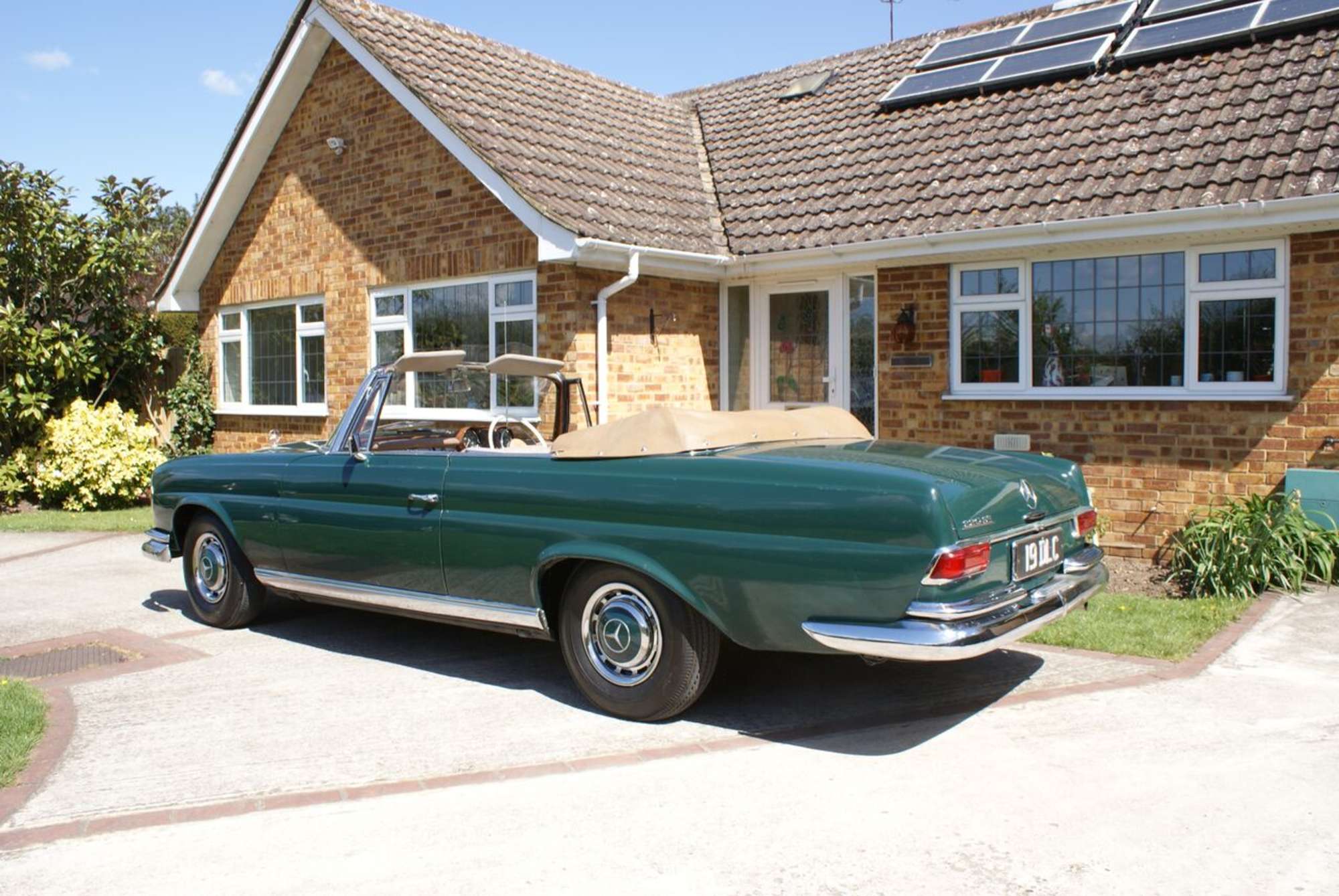 1963 Mercedes-Benz 220SE Cabriolet-Sold