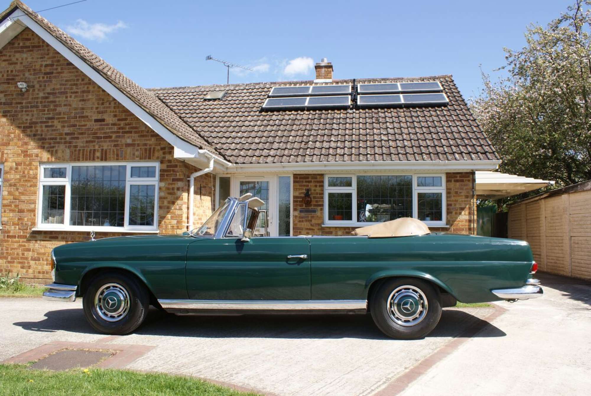 1963 Mercedes-Benz 220SE Cabriolet-Sold