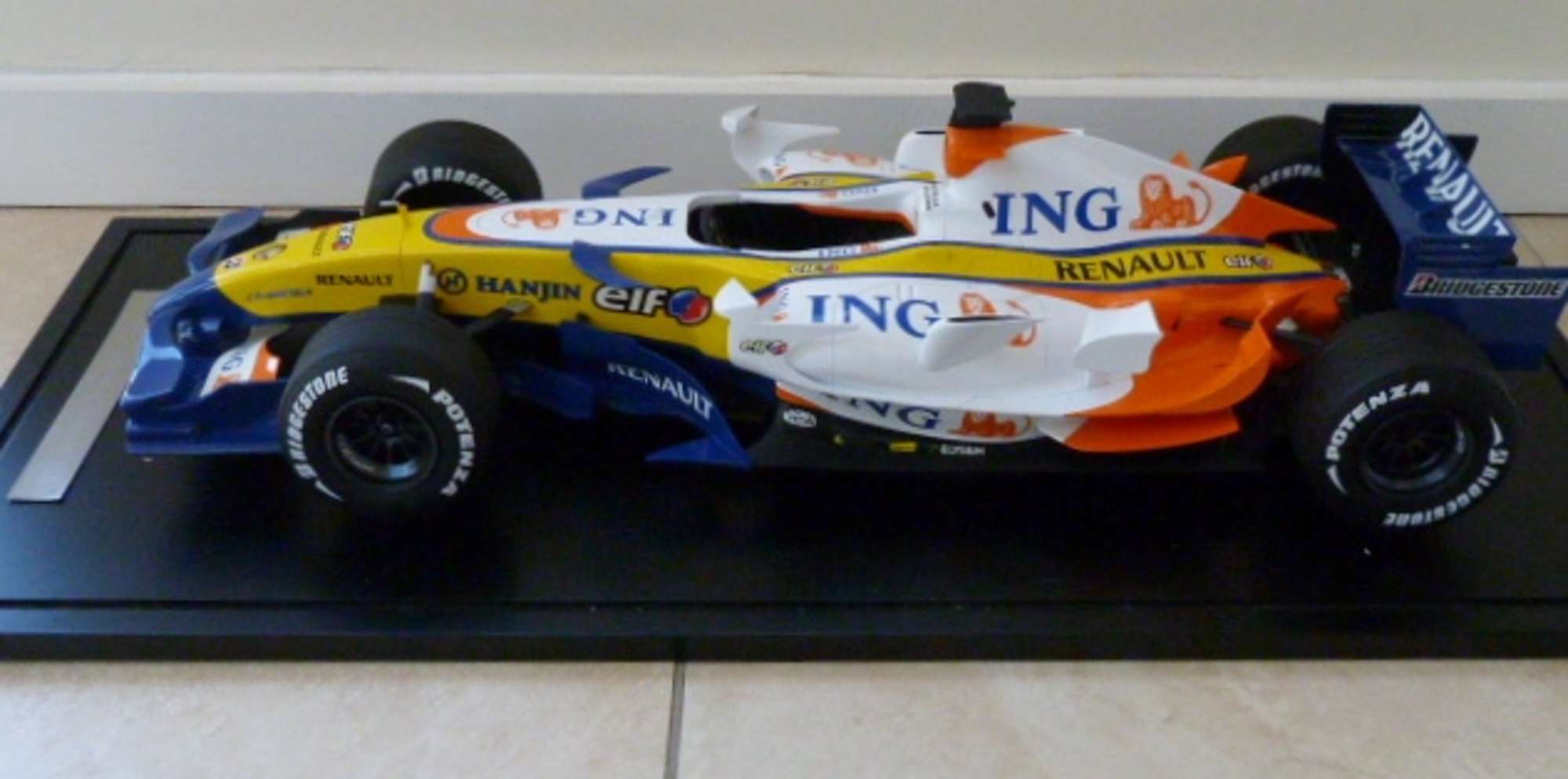 コレクション Renault F1 R27 sponsored by ING Bonhams Cars : A 1:6 scale limited edition model of the 2007