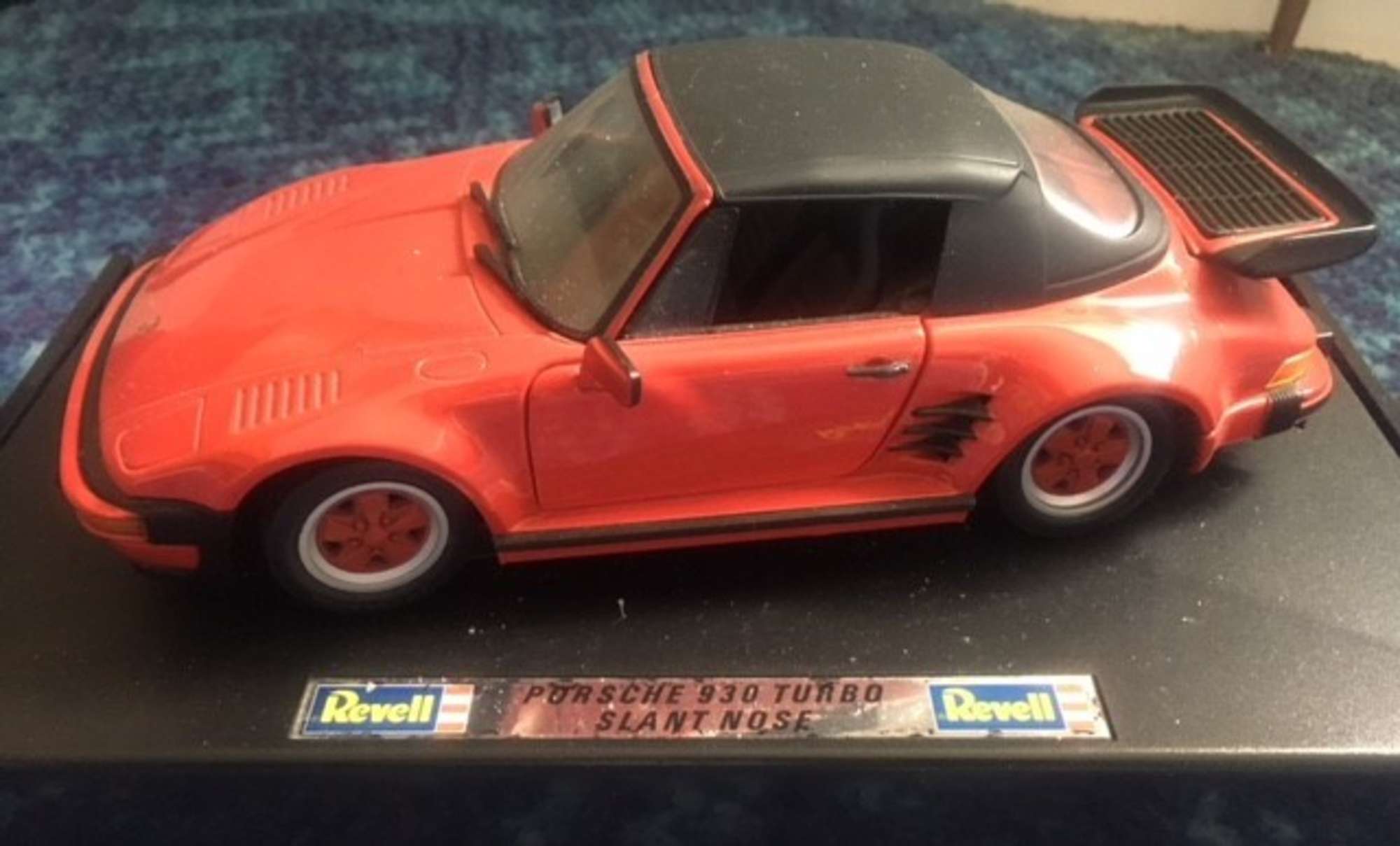A selection of 1/18 scale Porsche models-Sold