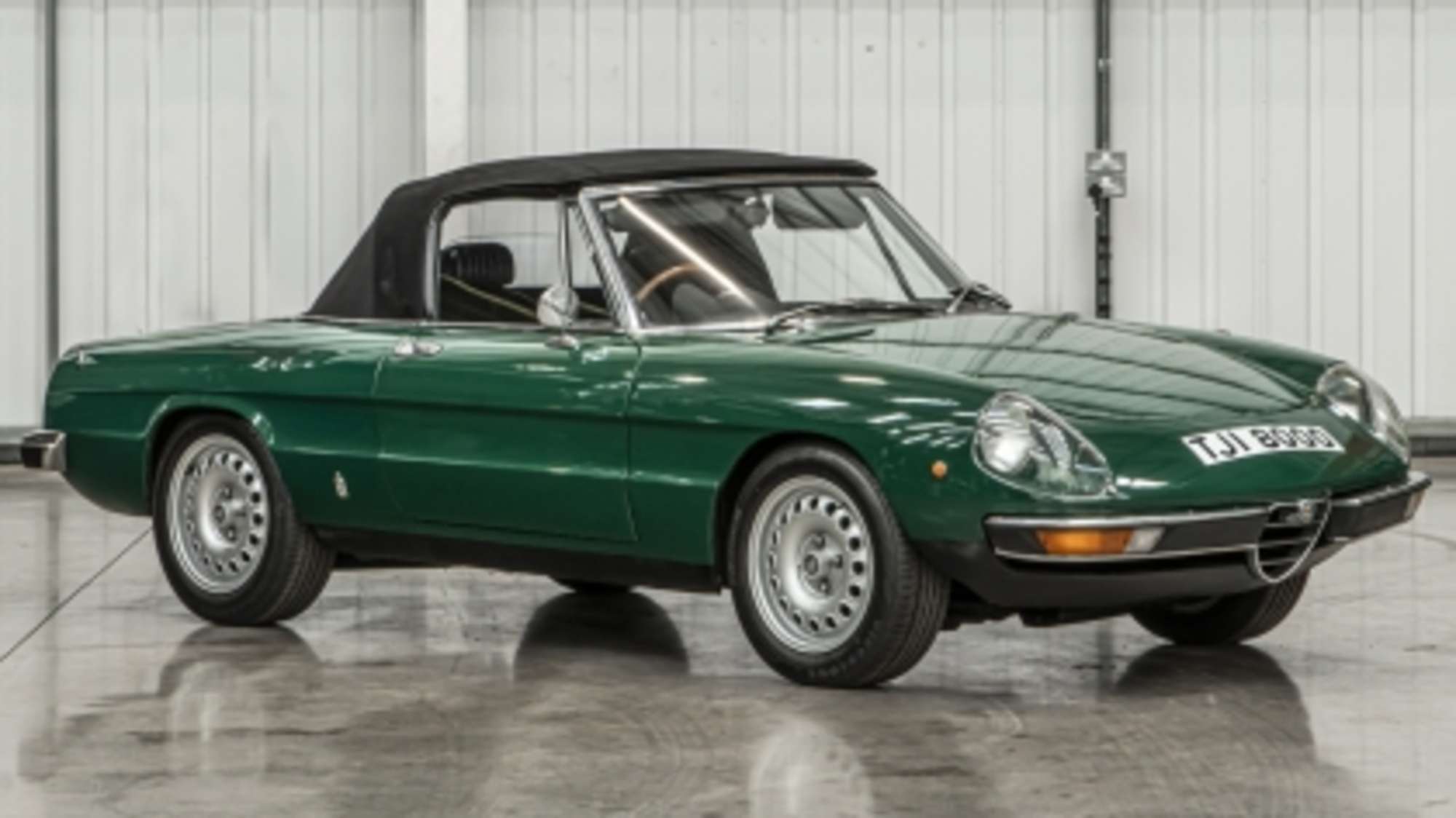 1975 Alfa Romeo 2000 Spider Veloce-Sold