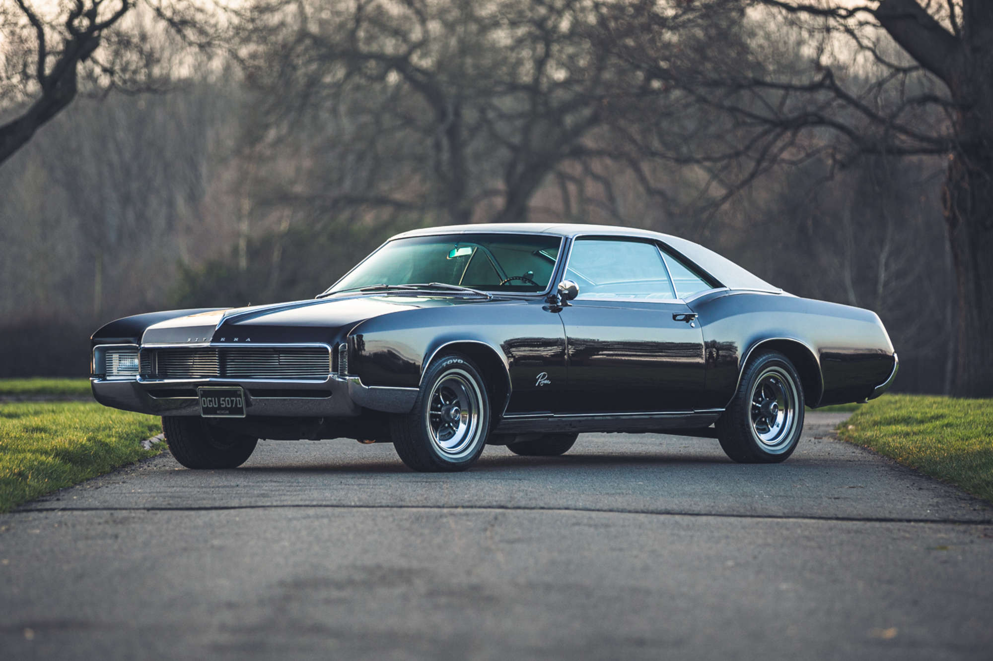 COX　049　GAS POWERED BUICK RIVIERA vintage cox gas powered car Buick Riviera Cream Color