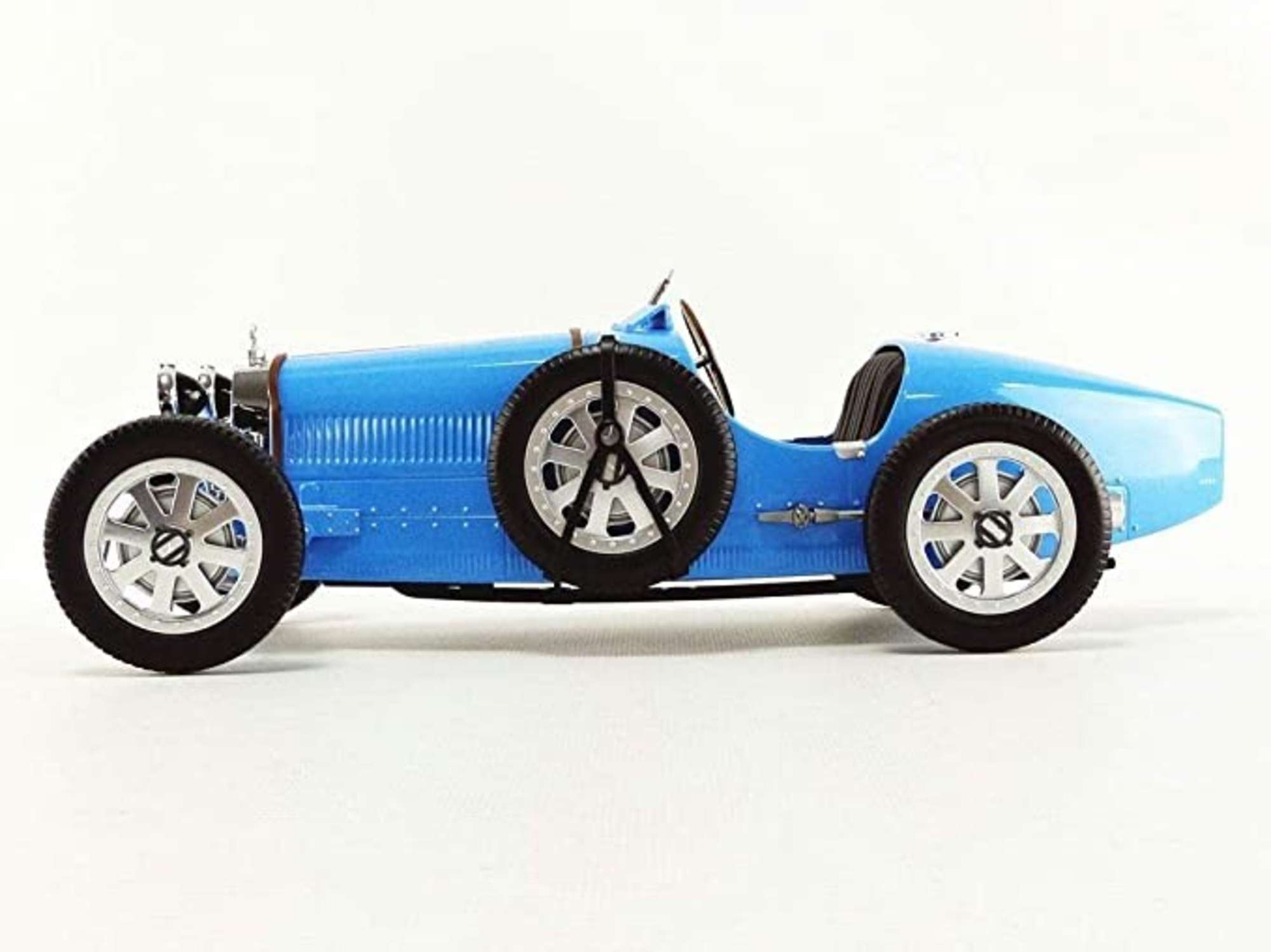 A superb 1/12-scale diecast metal Bugatti Type 35 static mod-Sold
