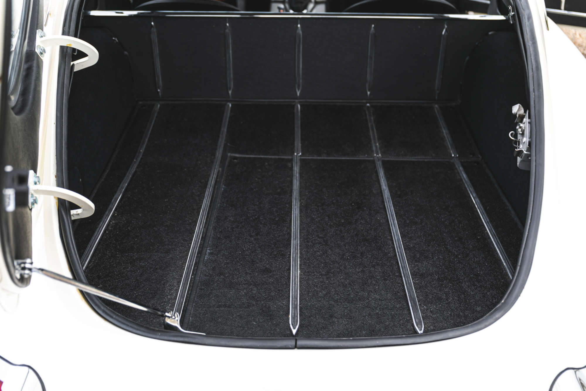 1961 Jaguar E-Type Series 1 3.8 FHC Flat Floor LHD-Auction Lot