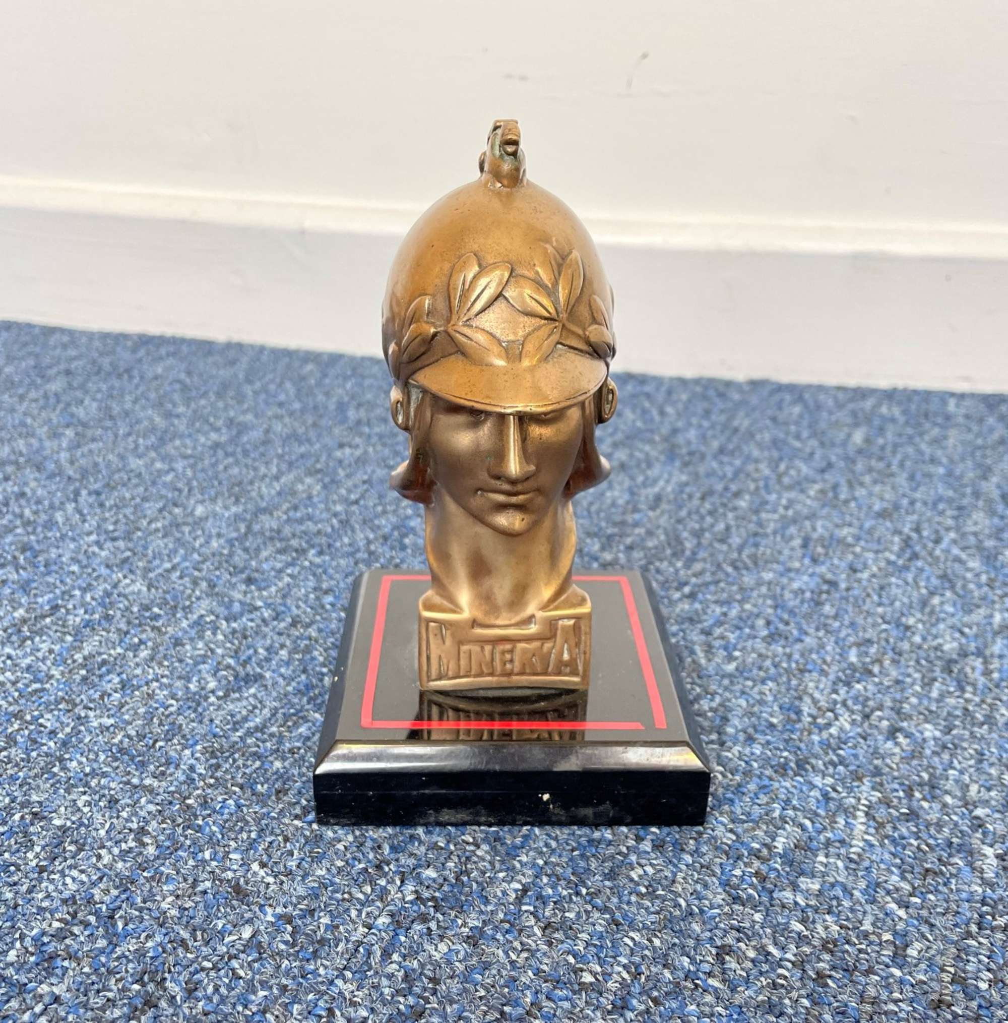 Bonnet Mascot inscribed 