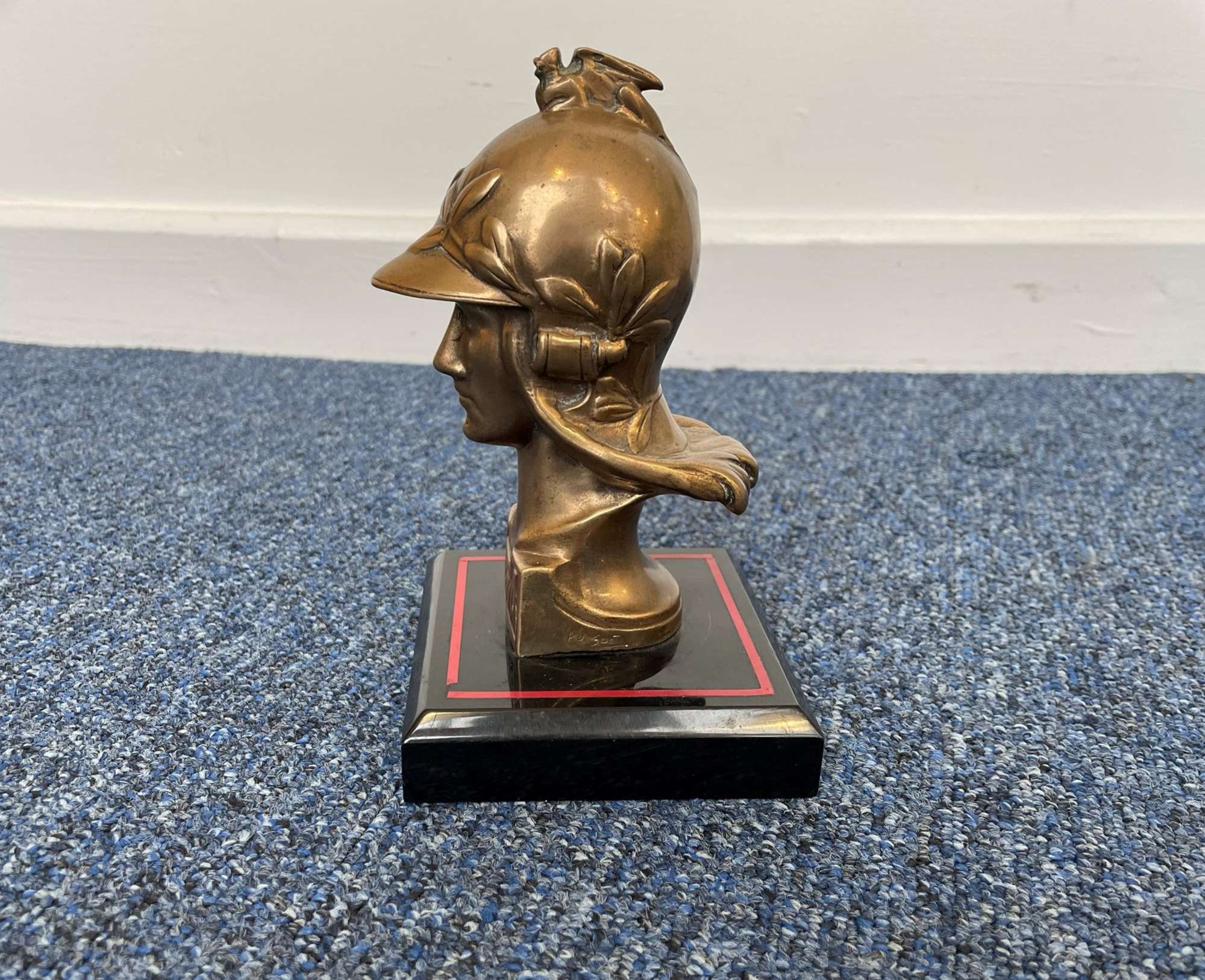 Bonnet Mascot inscribed 