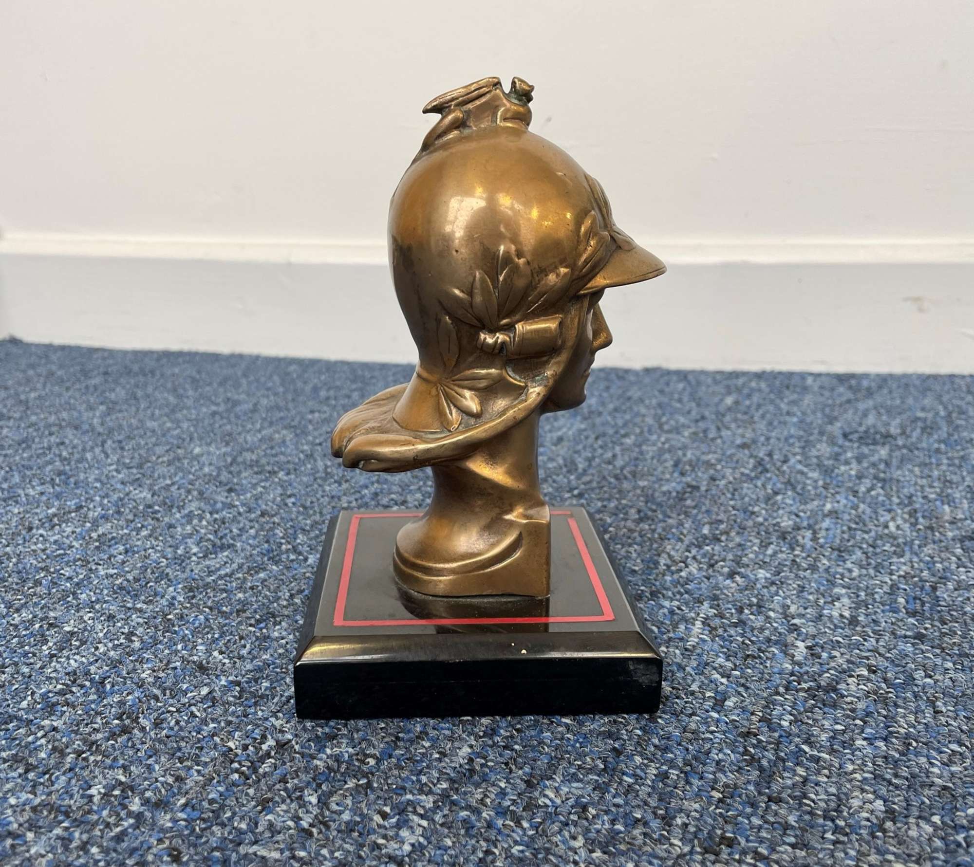 Bonnet Mascot inscribed 