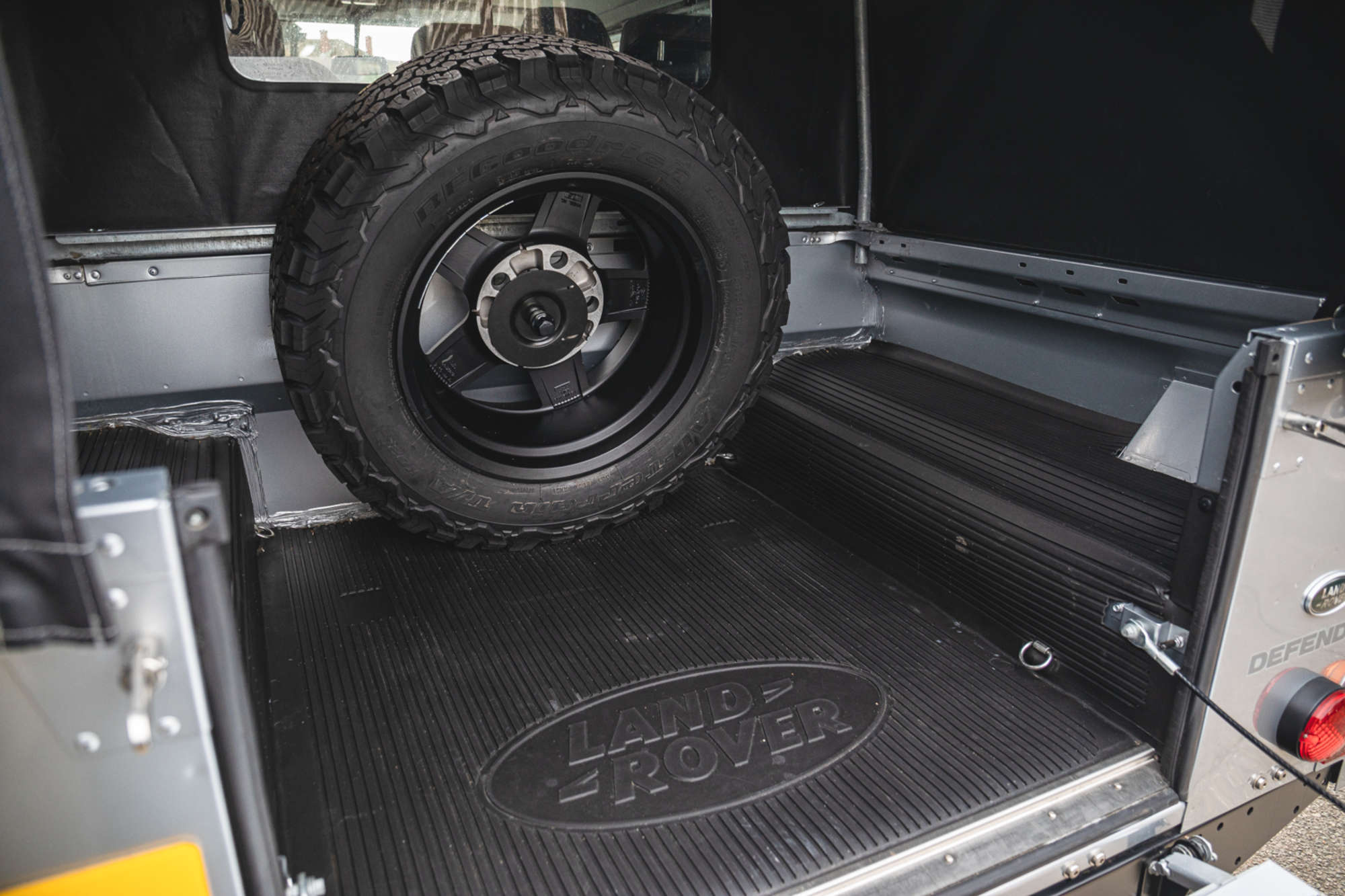 2015 Land Rover Defender 11O XS -Auction Lot