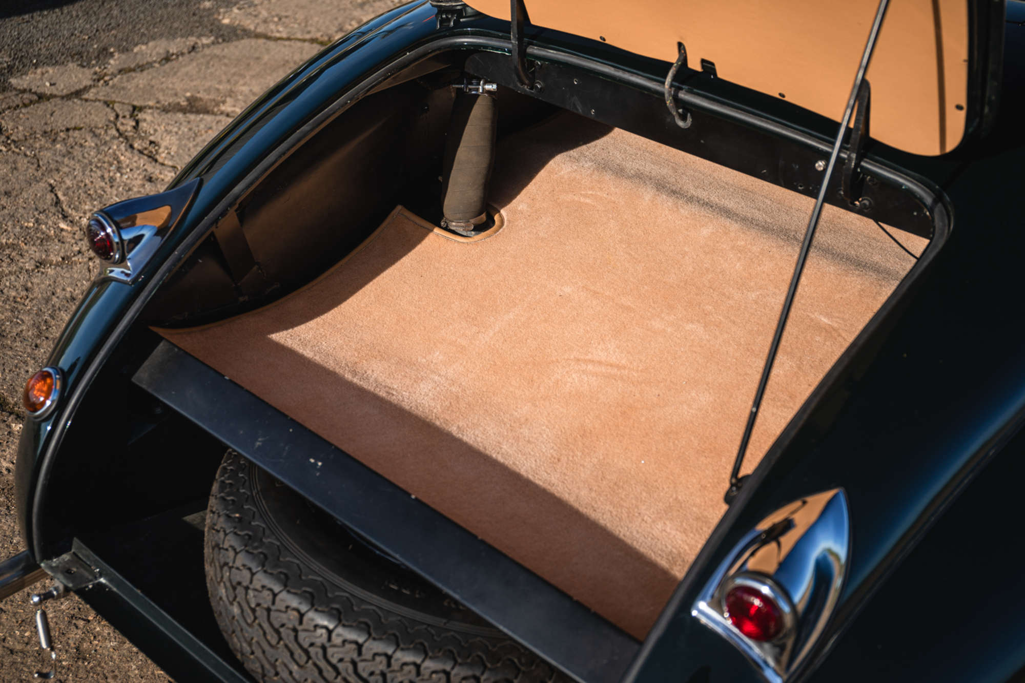 1951 Jaguar XK120 Roadster-Auction Lot