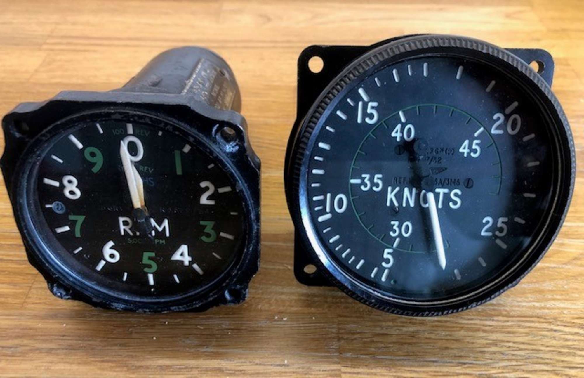 An original WWII Supermarine Spitfire 490 Knots airspeed ind-Sold