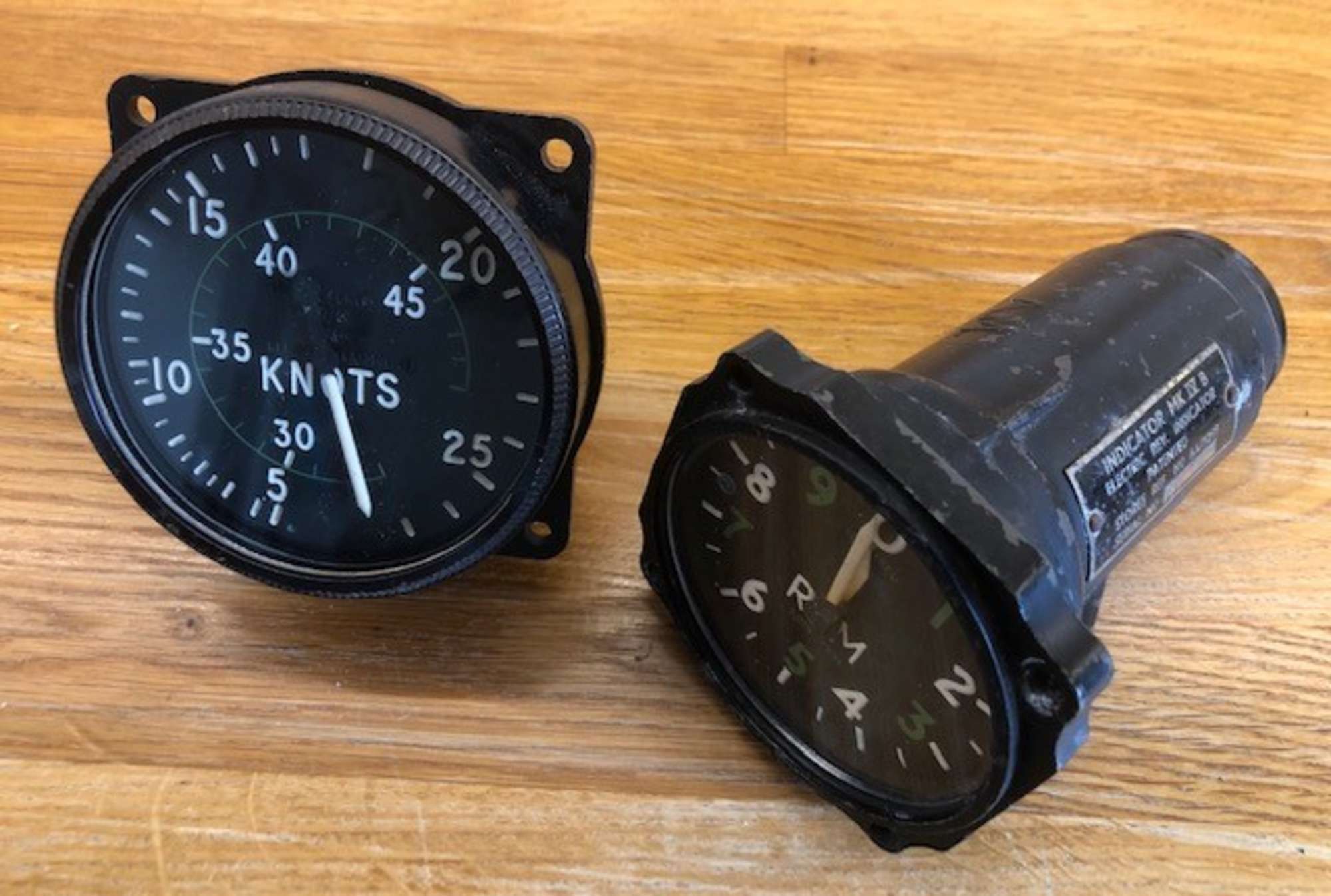 An original WWII Supermarine Spitfire 490 Knots airspeed ind-Sold