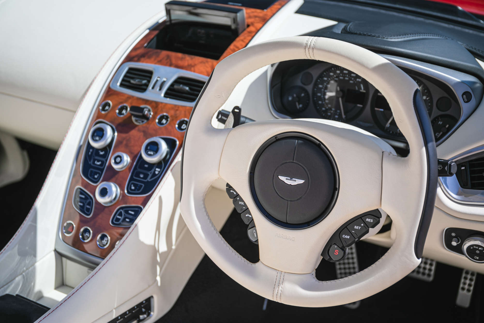 2014 Aston Martin Vanquish V12 Volante-Auction Lot