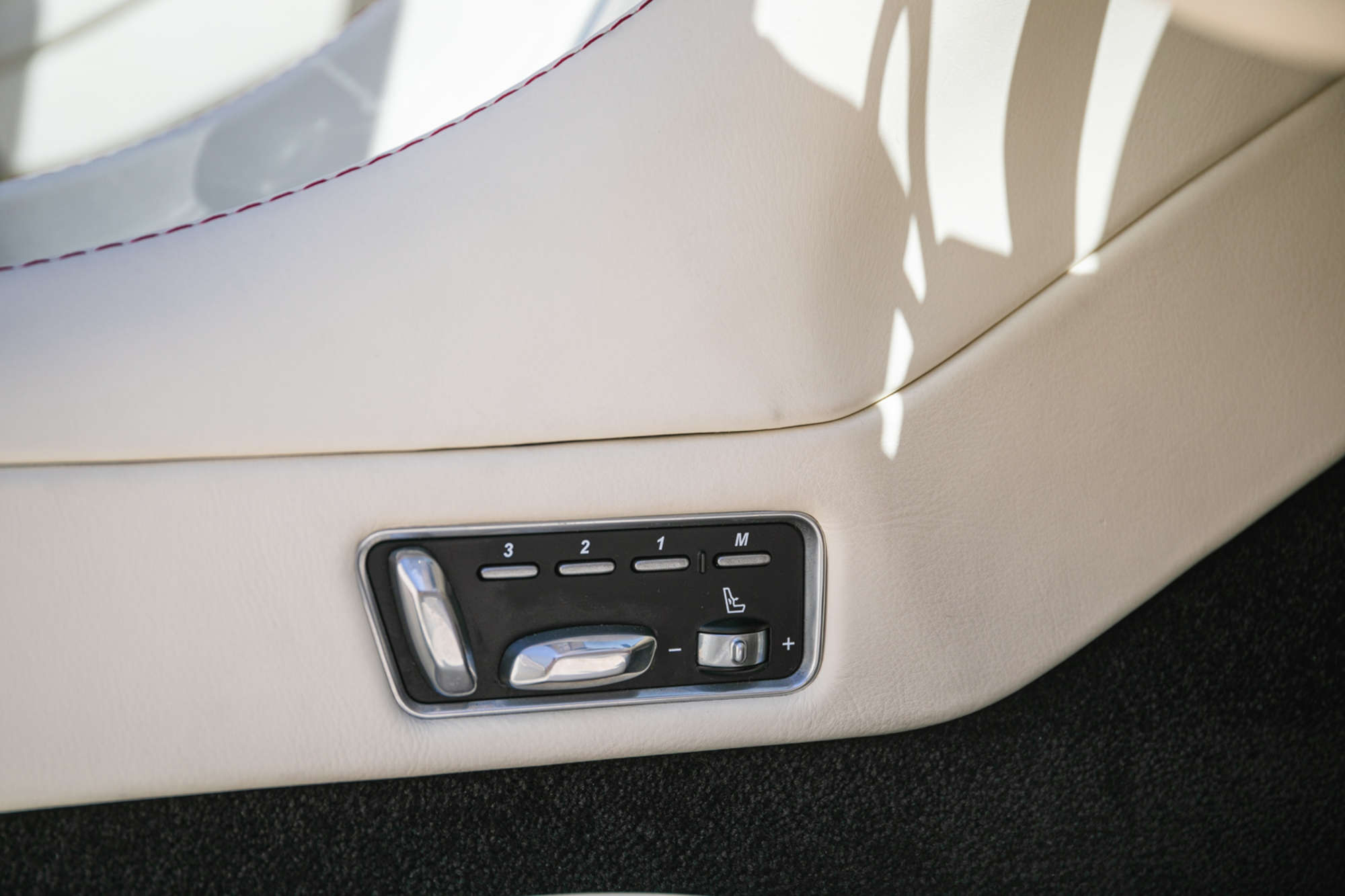 2014 Aston Martin Vanquish V12 Volante-Auction Lot