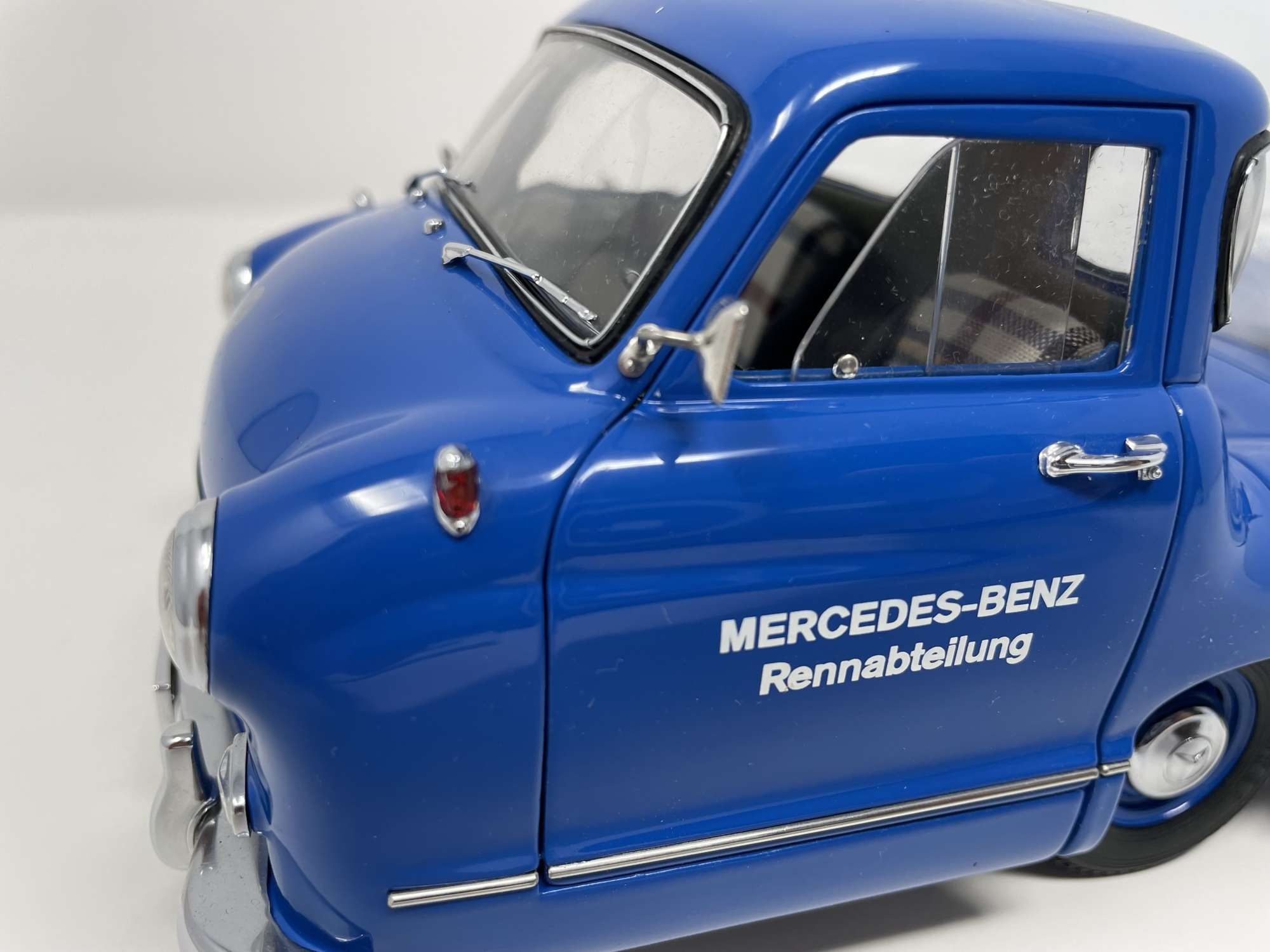 CMC 1954 Mercedes-Benz Renntransporter 1:18th Scale Model
