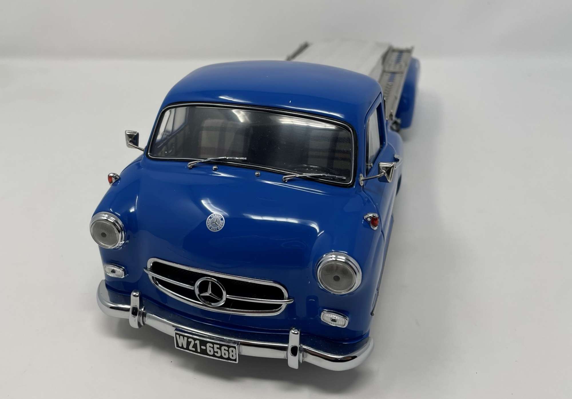 CMC 1954 Mercedes-Benz Renntransporter 1:18th Scale Model