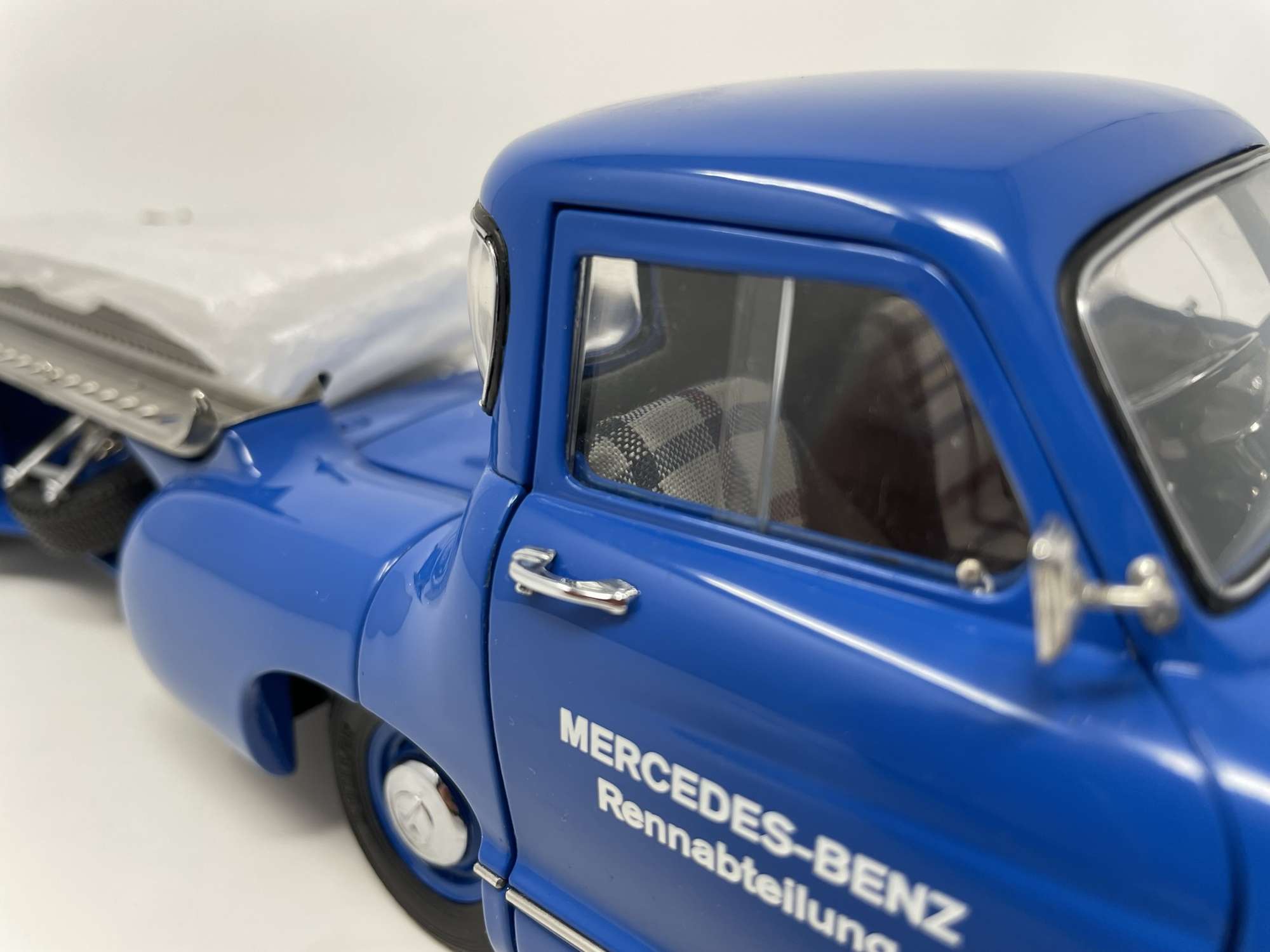 CMC 1954 Mercedes-Benz Renntransporter 1:18th Scale Model