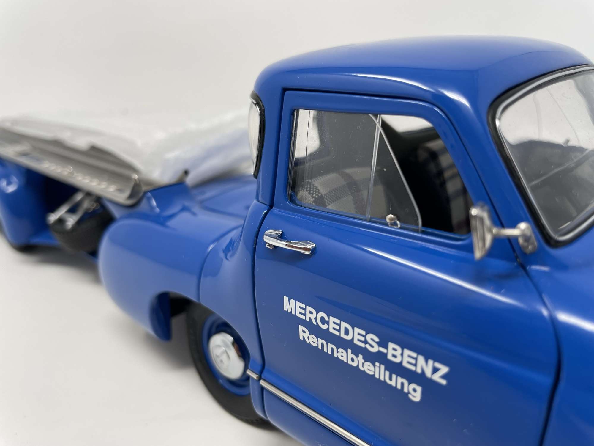 CMC 1954 Mercedes-Benz Renntransporter 1:18th Scale Model