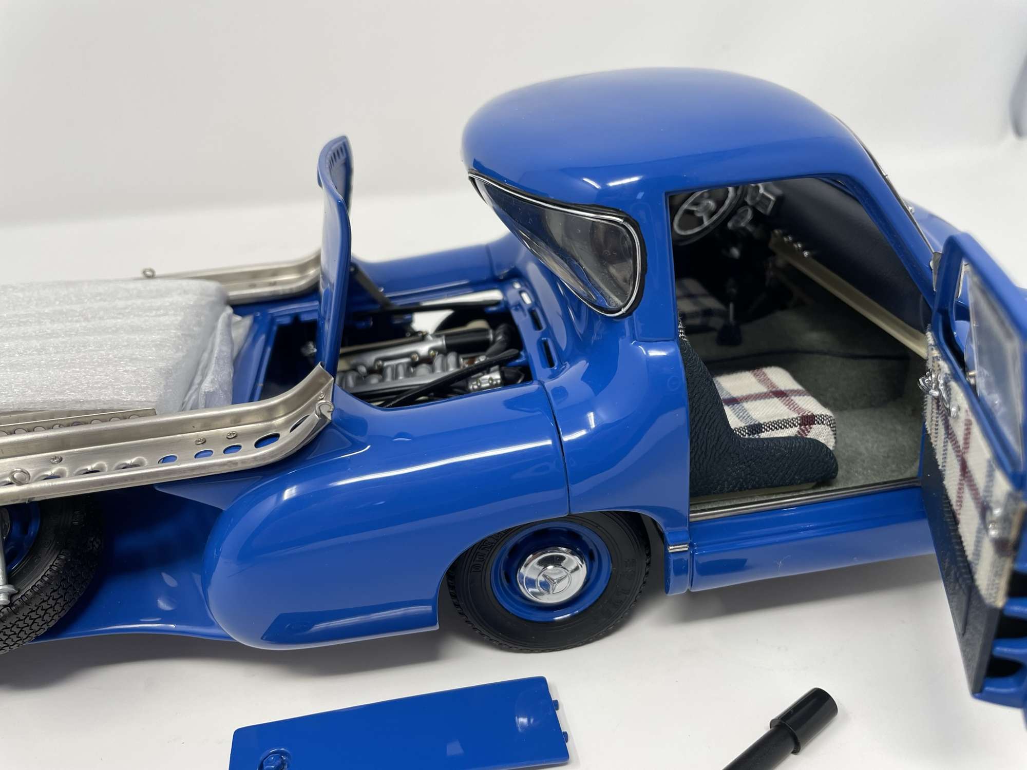 CMC 1954 Mercedes-Benz Renntransporter 1:18th Scale Model