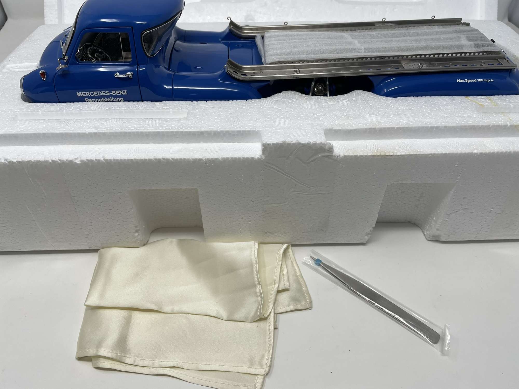 CMC 1954 Mercedes-Benz Renntransporter 1:18th Scale Model