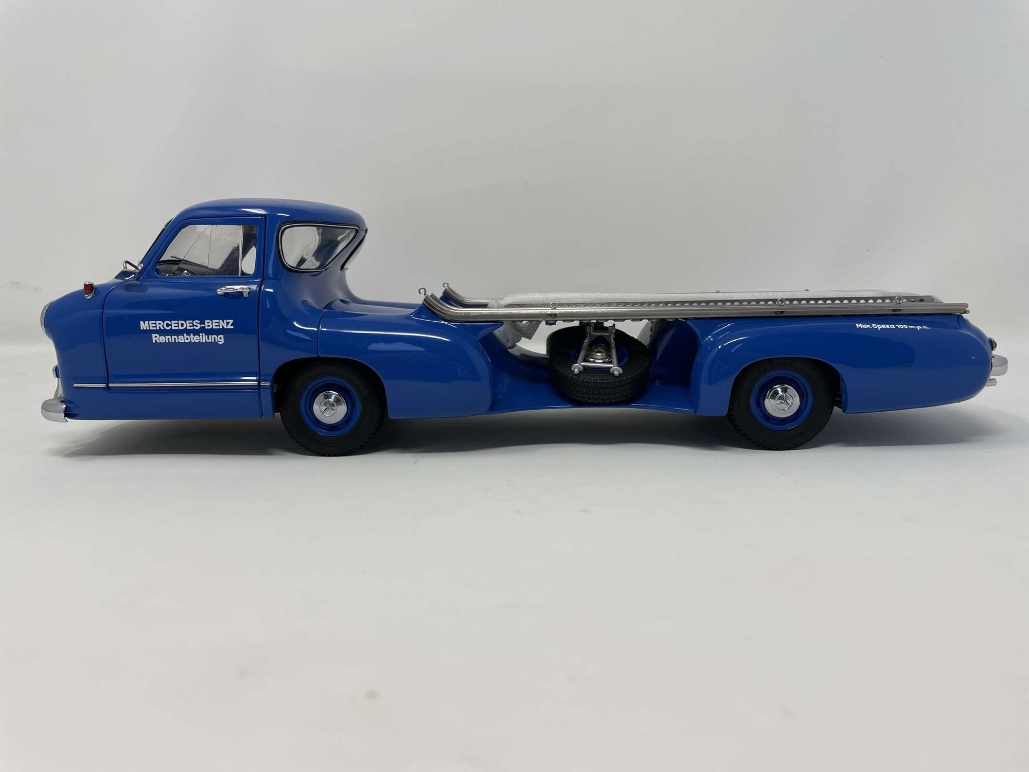 CMC 1954 Mercedes-Benz Renntransporter 1:18th Scale Model