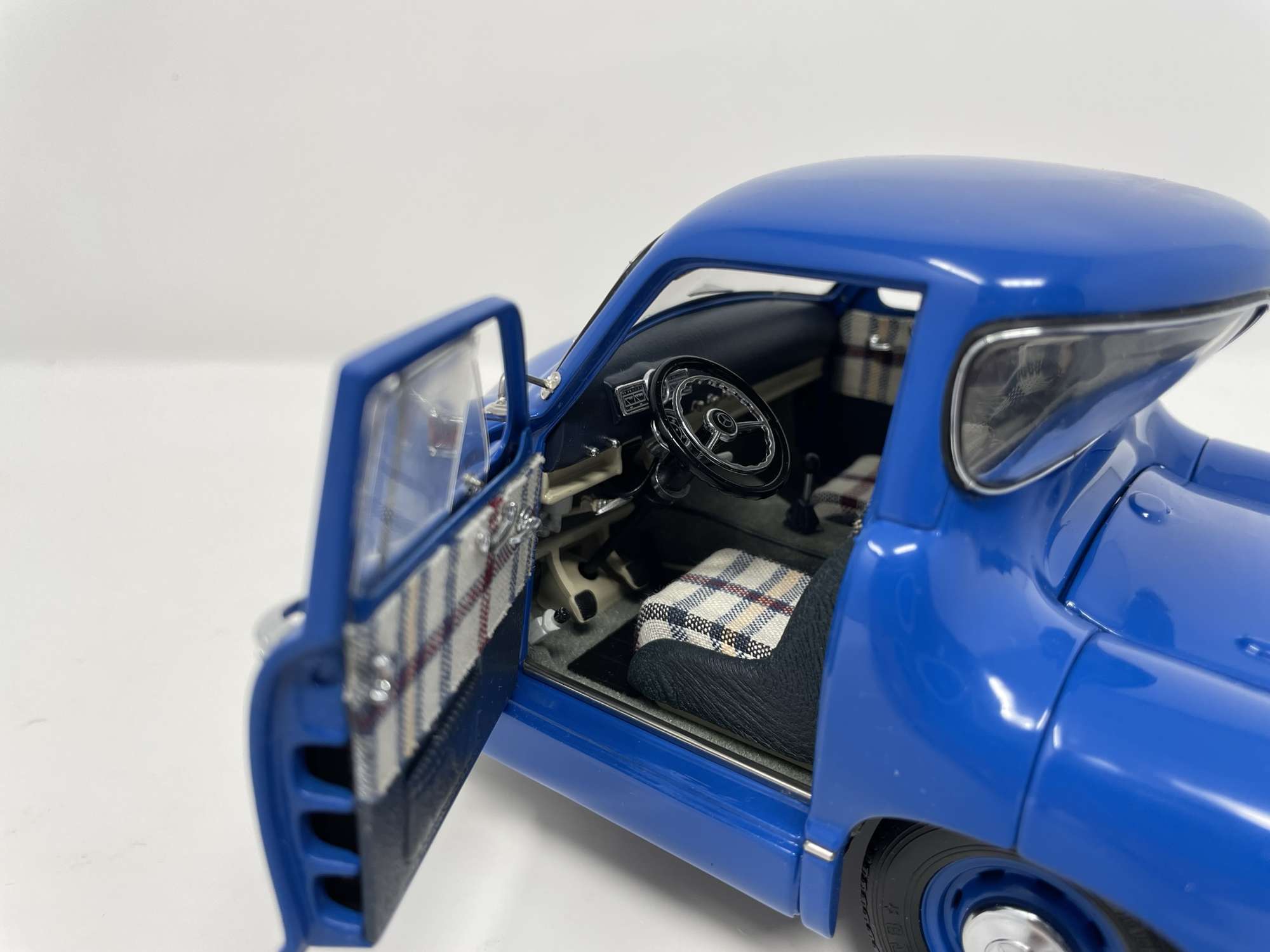 CMC 1954 Mercedes-Benz Renntransporter 1:18th Scale Model