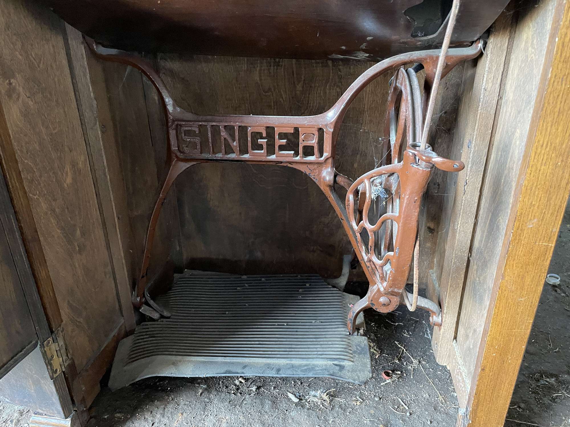 Singer Sewing Machine in Cabinet 