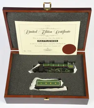 Bachmann Branchline 31-705 Limited Edition 9ct Gold series Class B1 4-6-0 No.1306 "Mayflower" in LNER green